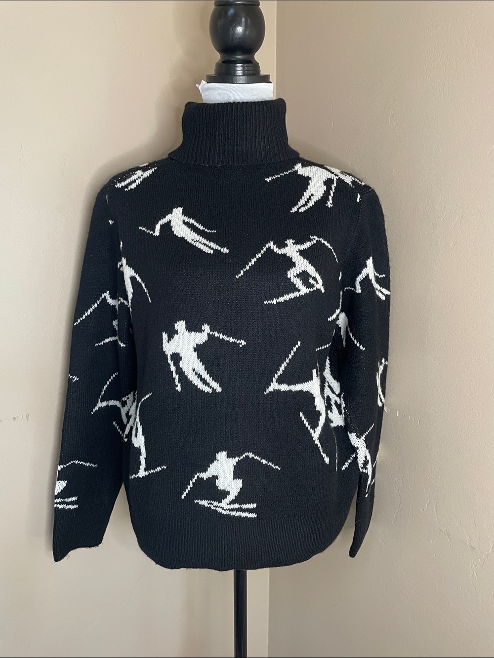 Halogen Women’s Black & White Skiers Turtleneck Sweater, Small